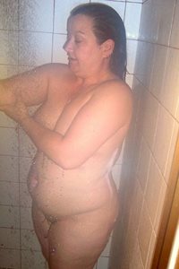 Chubby UK MILF in the shower. Slip slop