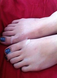 When she has pretty toes, I like to jack off all over them..