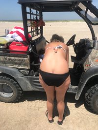 Look at her ass crack.