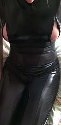 looking for some guys to cover my new catsuit in cum !  I love being wanked...