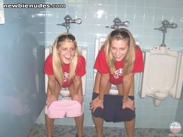 Chicas haciendo pipí en el baño de hombres