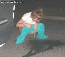 Chica haciendo pipí en la carretera