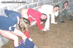 Chicas haciendo pipí en el patio de una casa porque el baño está lleno jeje...