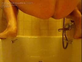 Helena pissing in the bathtub