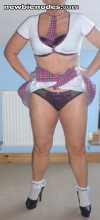 let's have a look at what's under the skirt babe ;-)