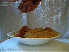 Helena masturbate with sausage and pee in her pasta